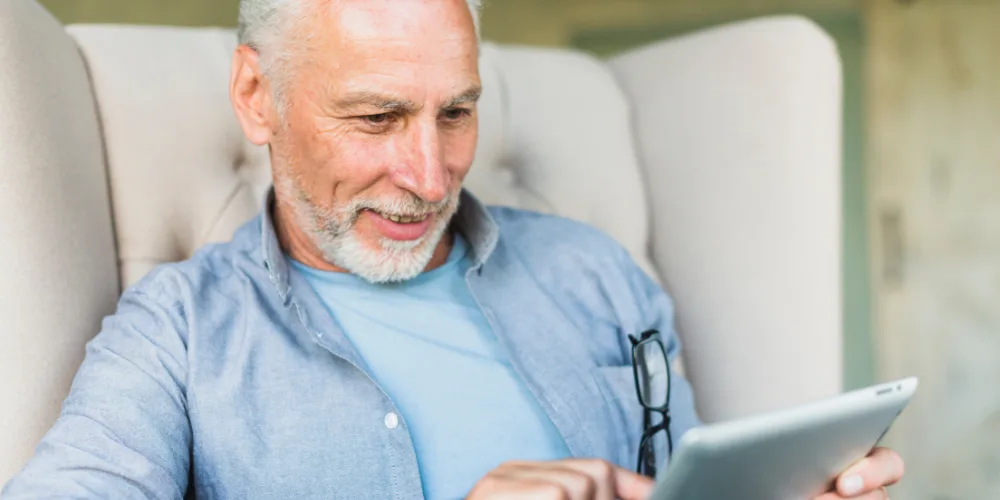 Persona aprendiendo las 7 señales cotidianas que explicamos en el artículo