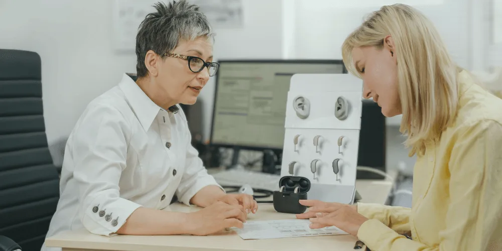 Comparativa visual de tipos de audifonos BTE, RIC, ITE y CIC